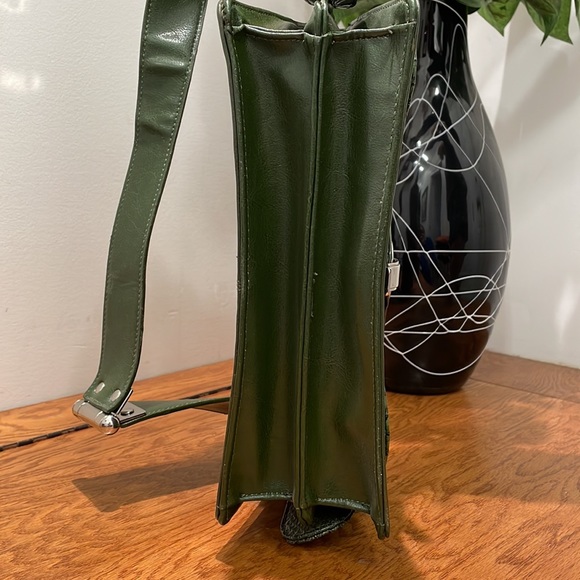 Green vegan leather shoulder purse unique hardware - Picture 14 of 16
